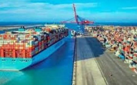 وزير العمل يشدد على أهمية الاستثمار وتنمية الصناعة الوطنية في النساجون الشرقيون