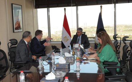 وزير السياحة يستعرض فرص الاستثمار في السياحة النيلية مع شركة سينيك الدولية
