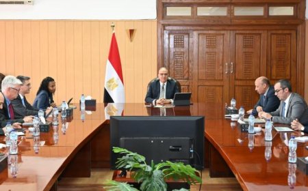 وزير الري يبحث سبل تعزيز التعاون في مجال المياه مع مسؤولة من البنك الدولي