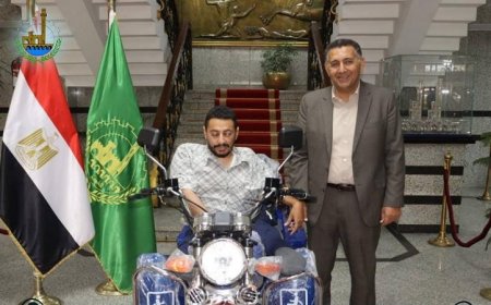 محافظ القليوبية يوزع موتوسيكل مجهز لمواطن من ذوي الهمم لتعزيز مشاركته المجتمعية
