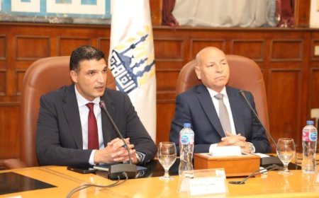 وزير الصناعة ومحافظ القاهرة يقدمان 43 عقد تقنين لمصانع شق الثعبان لتعزيز الصناعة المحلية