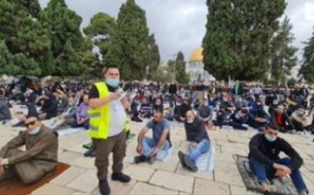 مئات الفلسطينيين يحيون صلاة الجمعة في أراضٍ مُعرضة للاحتلال بجنوب الخليل