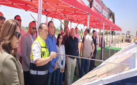 رئيس الوزراء يستعرض مشروع الطريق الدولي الساحلي الممتد على 800 كم بالصور