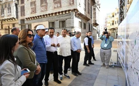 رئيس الوزراء يزور مواقع تطوير مدينة رشيد التاريخية ويشيد بالجهود المبذولة