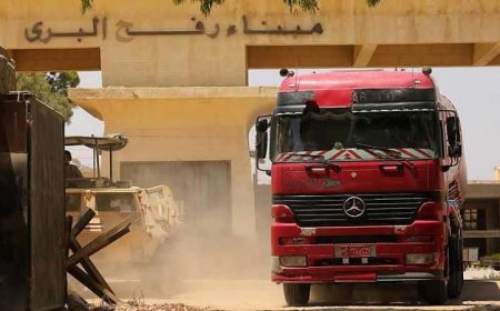 استئناف دخول شاحنات المساعدات والوقود إلى غزة لتعزيز الإغاثة الإنسانية