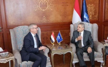 رئيس هيئة قناة السويس يناقش مع سفير أيرلندا تعزيز التعاون الاقتصادي والاستثماري