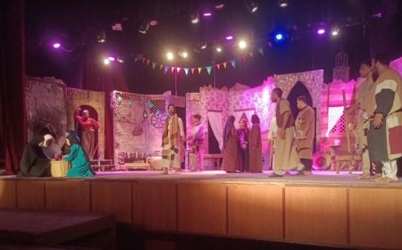 العمل المسرحي جرارين السواقي يكشف واقع الحارة الشعبية وتحدياتها الإنسانية