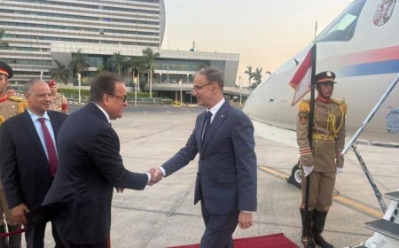 وزير الصحة والسكان يرحب برئيس وزراء صربيا لدى وصوله إلى مطار القاهرة الدولي