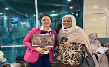 مطار القاهرة يطلق احتفالات رأس السنة الهجرية بتوزيع الهدايا والحلوى للركاب