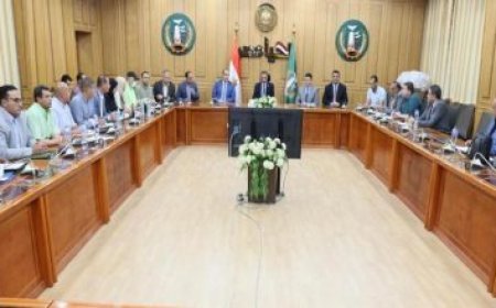 محافظ القليوبية يراقب تقدم مشروعات مياه الشرب والصرف الصحي لضمان تحسين الخدمات العامة