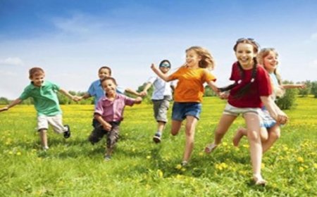 أهمية اللعب في الهواء الطلق وتأثيره الإيجابي على نفسية الأطفال