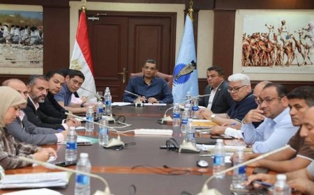محافظ البحر الأحمر يدعو لتسريع تنفيذ مشروعات البنية التحتية في الغردقة ورأس غارب