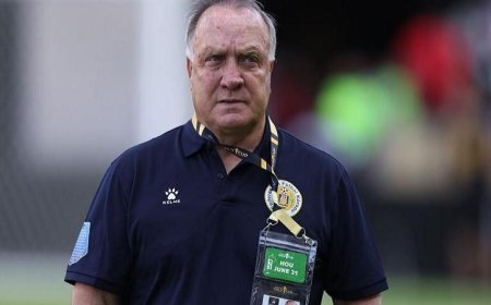 مدرب كوراساو يحتفل مع الشعب بعد التعادل التاريخي مع الإكوادور