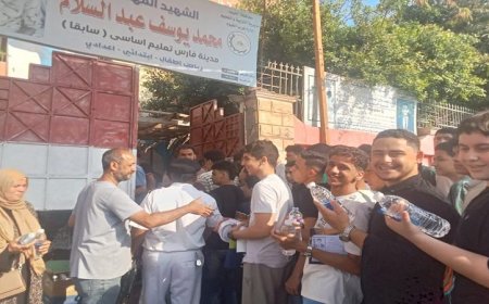 تعليم الفيوم يحتفي بطلاب الثانوية العامة بتوزيع الورود والمياه والشيكولاتة