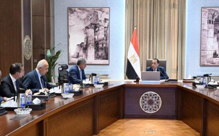 رئيس الوزراء يعقد اجتماعا مع ممثلي السياحة والطيران لتعزيز الحركة السياحية