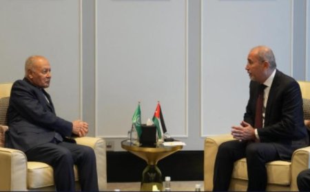 وزير الخارجية الأردني يجتمع مع أبو الغيط خلال الاجتماعات العربية في عمان