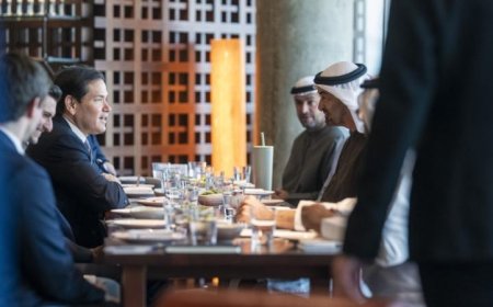 رئيس الإمارات ووزير الخارجية الأمريكي يتبادلان الآراء حول التطورات الأخيرة في المنطقة