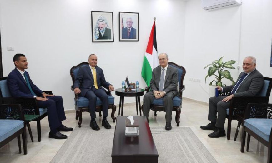 سفير مصر في رام الله يجتمع برئيس الوزراء الفلسطيني لتعزيز العلاقات الثنائية