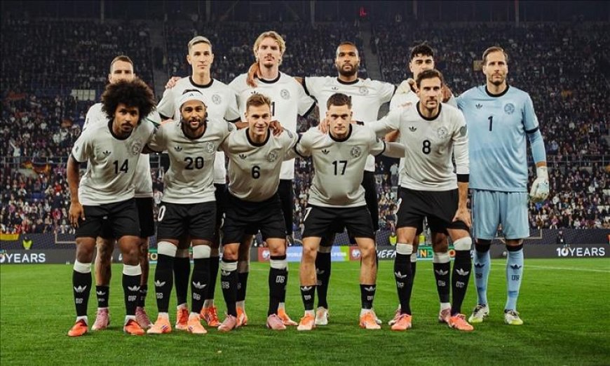منتخب ألمانيا يثير الحماس بين ركاب الطائرة بتوزيع قمصان مجانية قبل رحلته إلى أمريكا
