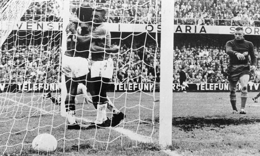 قميص بيليه التاريخي في نهائي كأس العالم 1958 متاح للبيع الآن
