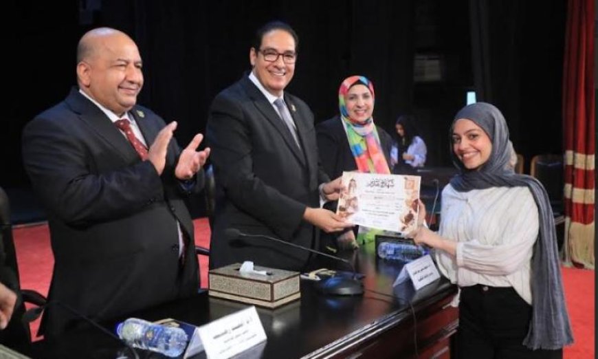 رئيس جامعة القاهرة يوزع جوائز مهرجان العروض المسرحية الطويلة على الفائزين