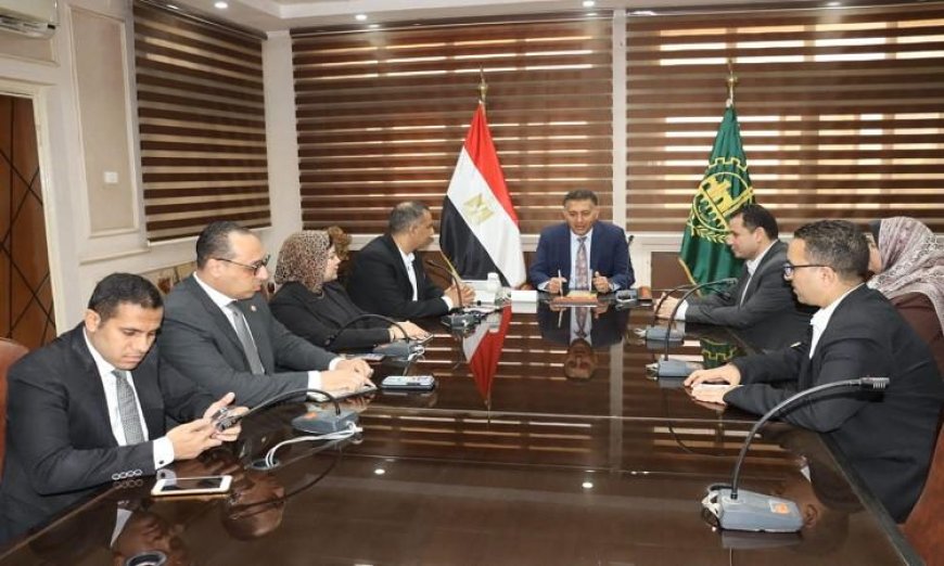 محافظ القليوبية يناقش تفعيل مبادرة الكيانات بالشارع ويدعو لتعزيز نظافة المدينة