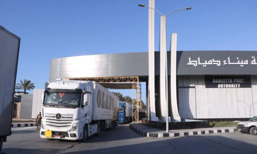 ميناء دمياط يستقبل 20 سفينة محملة بالحاويات والبضائع العامة
