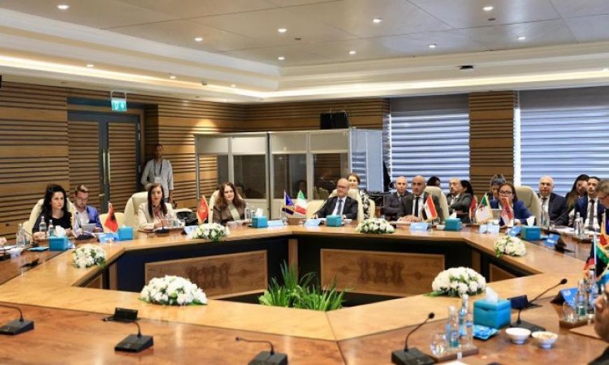 وزير التربية والتعليم المصري يعقد مائدة مستديرة مع نظيره الإيطالي تعزيزاً للتعاون التعليمي