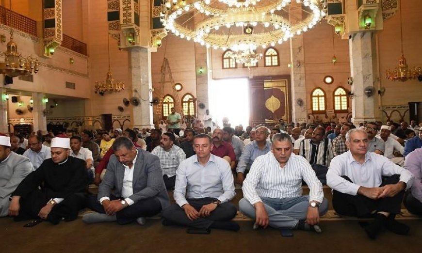 محافظ أسوان يشارك في صلاة الجمعة بالمسجد الجامع ويعزز الروح المجتمعية