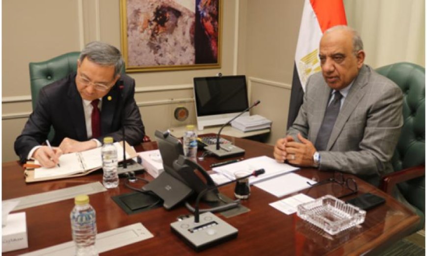 وزير الكهرباء يعقد مباحثات مع مستثمرين صينيين لتعزيز التعاون في مجال الطاقة المتجددة