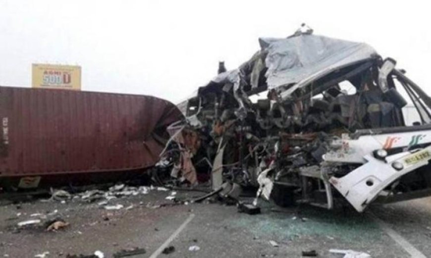 مصرع 23 شخصا وإصابة آخرين في حادث تصادم مروع بالهند