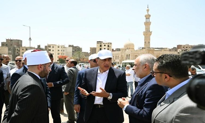 رئيس الوزراء يقوم بجولة تفقدية لأعمال ترميم مسجد المسبح في السيدة عائشة