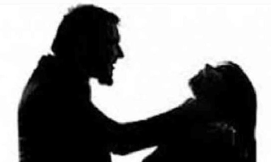زوج يختنق زوجته حتى تودي بحياتها بسبب إفراطها في التحدث على الهاتف