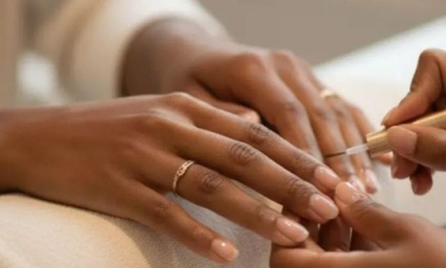 موضة الأظافر العارية تتصدر توجهات الجمال والأناقة في 2026