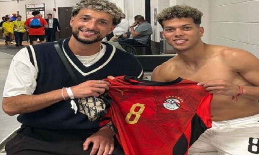 وسام أبو علي يدعم منتخب الفراعنة ويتبادل التحايا مع اللاعبين