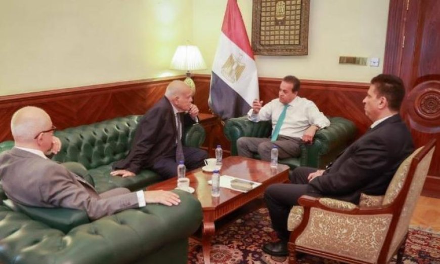 وزير الصحة يتلقى زيارة السير مجدي يعقوب لمناقشة أحدث تطورات علاج أمراض القلب