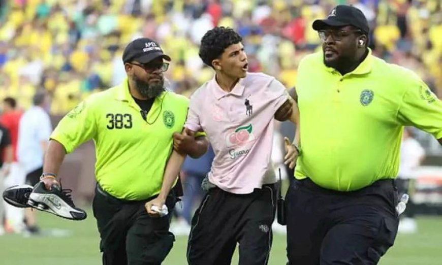 مشجع يقتحم الملعب في ودية مصر والبرازيل ويتصدر المشهد بلقطة طريفة