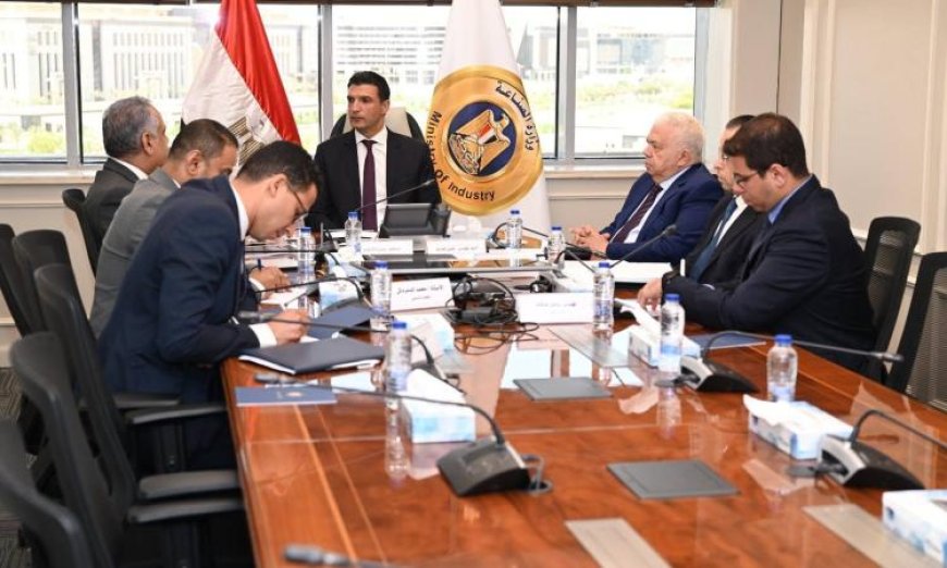 وزير الصناعة يتباحث مع رئيس جمعية رجال الأعمال المصريين الأفارقة لتعزيز أواصر التعاون الاقتصادي