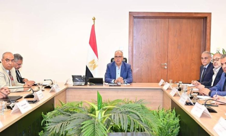 وزير الري يعقد اجتماعا لمتابعة تنفيذ الخطة الاستثمارية ويشدد على تجاوز المعوقات