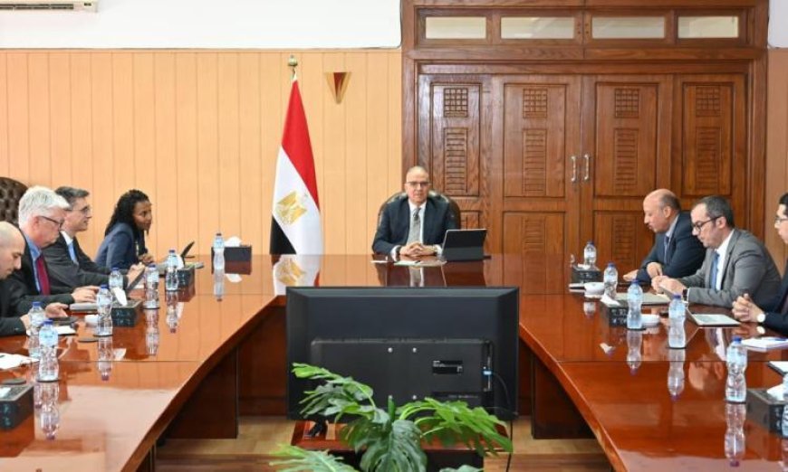 وزير الري يبحث سبل تعزيز التعاون في مجال المياه مع مسؤولة من البنك الدولي