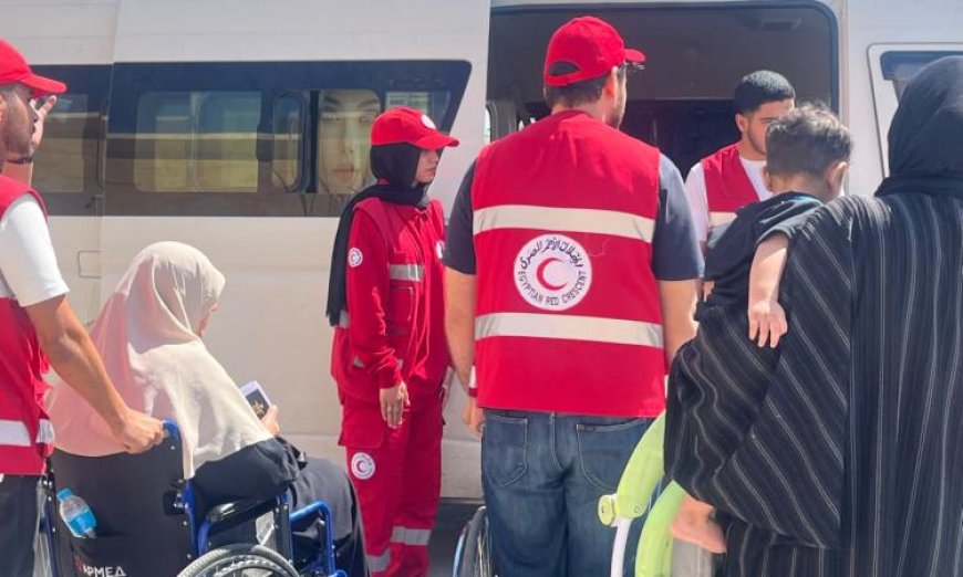 الهلال الأحمر المصري يستقبل الدفعة الخمسين من الجرحى الفلسطينيين في خطوة إنسانية هامة