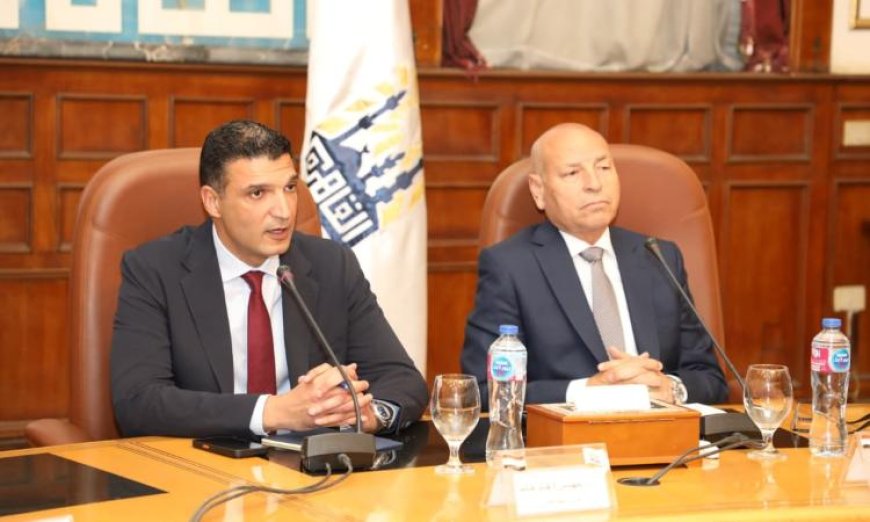 وزير الصناعة ومحافظ القاهرة يقدمان 43 عقد تقنين لمصانع شق الثعبان لتعزيز الصناعة المحلية