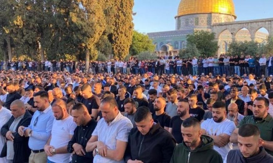 60 ألف فلسطيني يجتمعون لأداء صلاة الجمعة في المسجد الأقصى أجواء روحانية مميزة