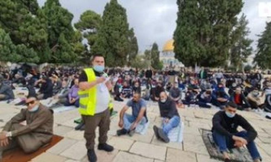 مئات الفلسطينيين يحيون صلاة الجمعة في أراضٍ مُعرضة للاحتلال بجنوب الخليل