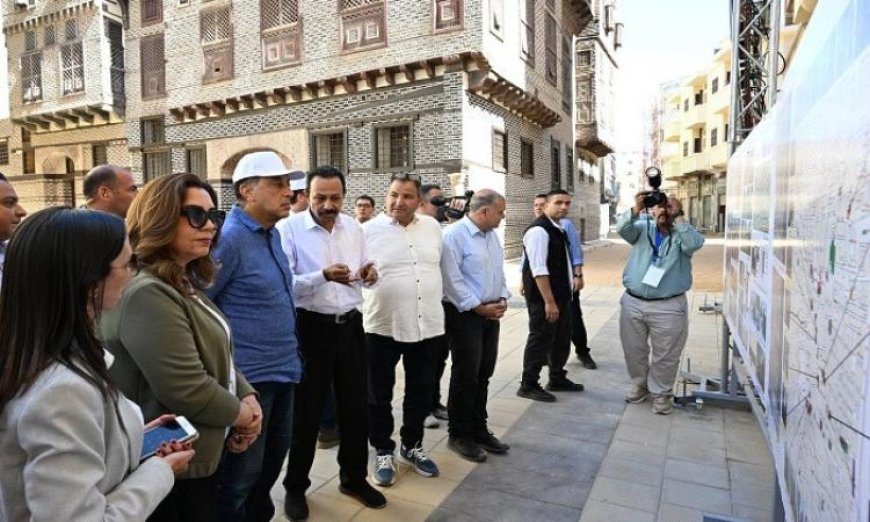 رئيس الوزراء يزور مواقع تطوير مدينة رشيد التاريخية ويشيد بالجهود المبذولة