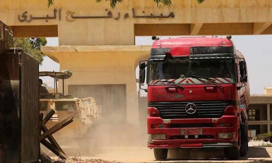 استئناف دخول شاحنات المساعدات والوقود إلى غزة لتعزيز الإغاثة الإنسانية