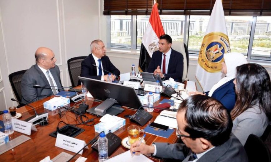 وزير الصناعة يثني على مساهمات الأكاديمية العربية للعلوم والتكنولوجيا في تأهيل الكوادر المتخصصة