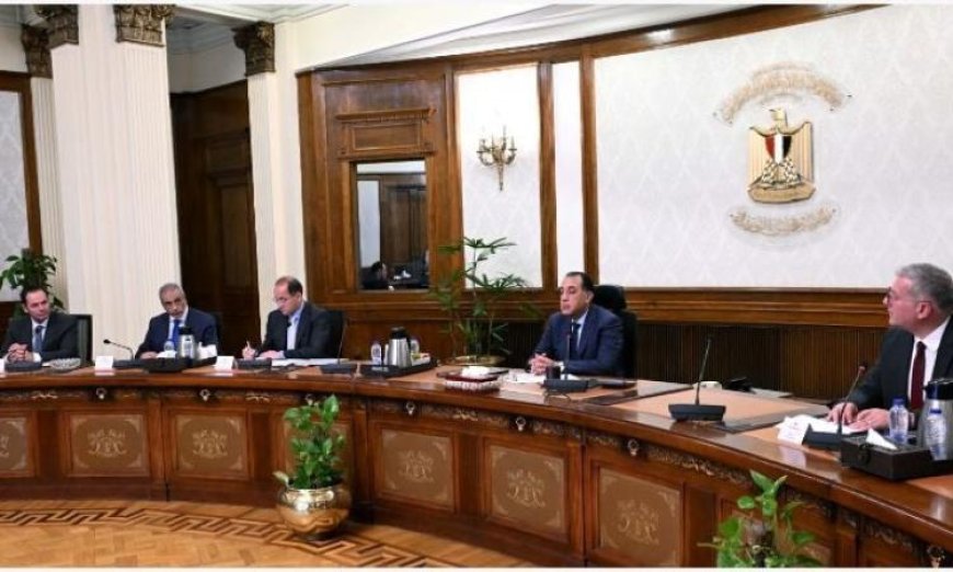 رئيس الوزراء يراقب جهود تأمين الاعتمادات المالية لتوفير الوقود البترولي