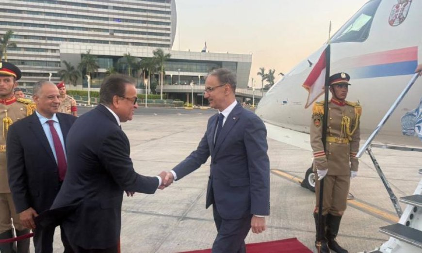 وزير الصحة والسكان يرحب برئيس وزراء صربيا لدى وصوله إلى مطار القاهرة الدولي