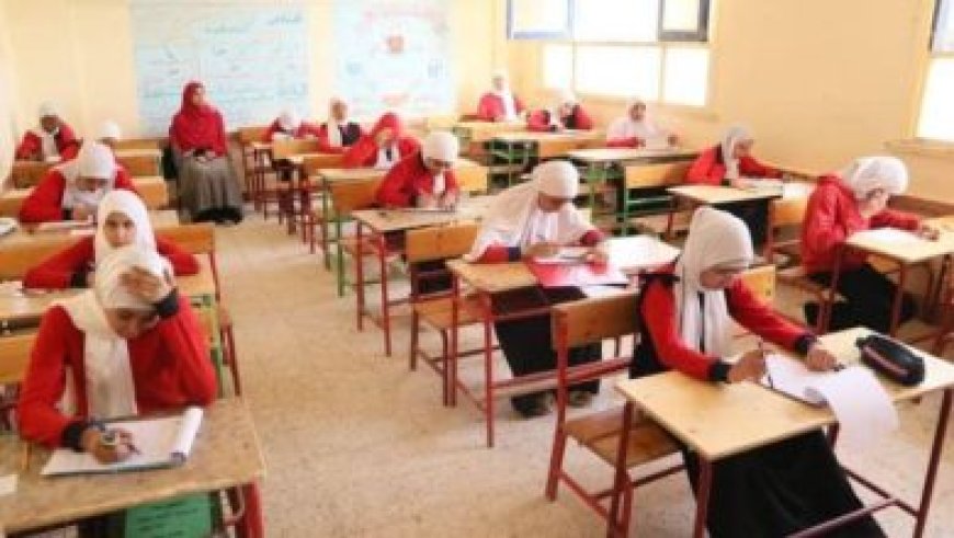 وزير الخارجية يلتقط صورة تذكارية مع نظيره البلجيكي خلال مباراة مصر وبلجيكا